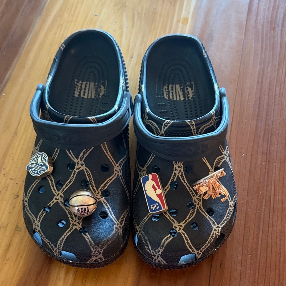 CROCS Kids Black and Tan Chain-Print Clogs with NBA Charms